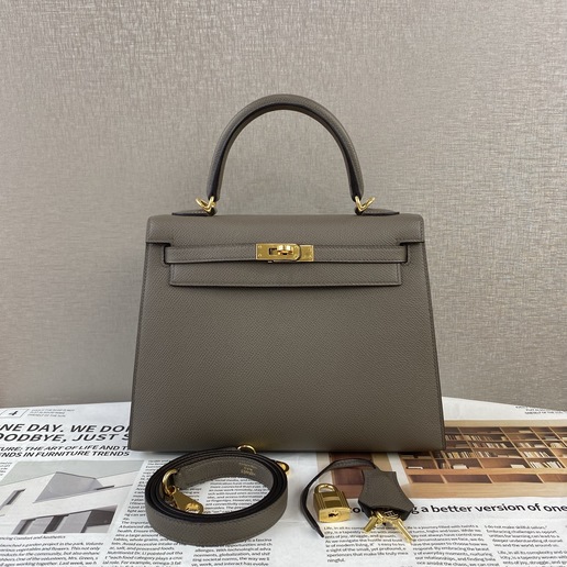 Hermes爱马仕kelly25 8F锡器灰金扣E皮W刻
成色:99新 配件:肩带 钥匙锁 票 盒子 尘袋