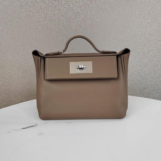 Hermes爱马仕2424拼色拼皮银扣K刻
成色:99新  配件:皮肩带 防尘袋 包装盒 票