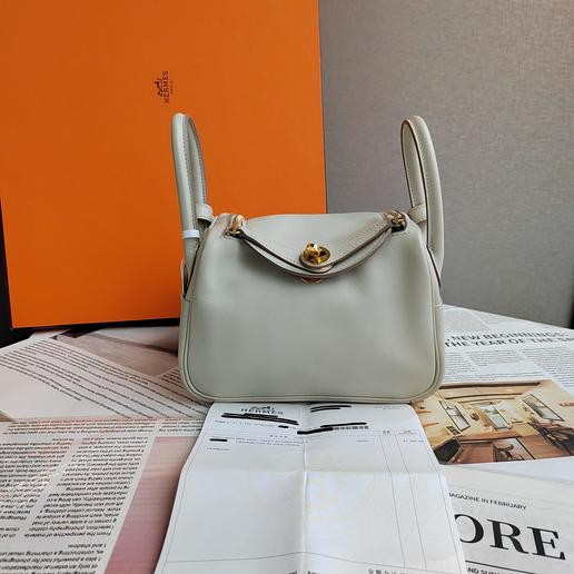 Hermes爱马仕mini lindy珍珠灰金扣S皮Y刻
成色:98新  配件:盒子 尘袋 票